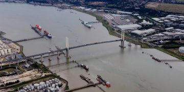 Experience: Lea Valley and view Canary Wharf with the O2 Arena in the distance